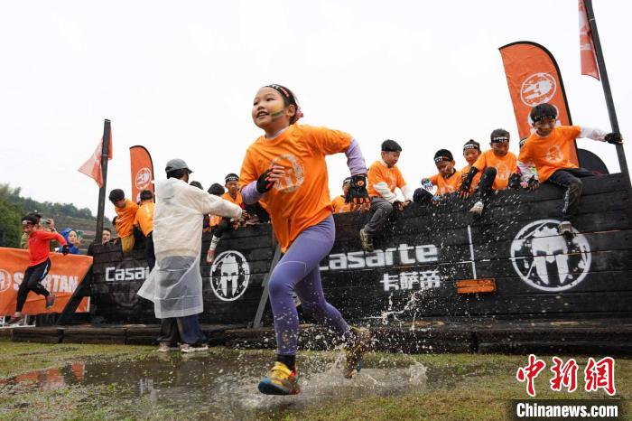 杭州站斯巴达勇士赛在萧山区正式开启，成人组